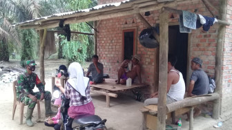 Sambil Santai, Satgas Gelar Komsos di Lokasi TMMD Terkait Vaksinasi