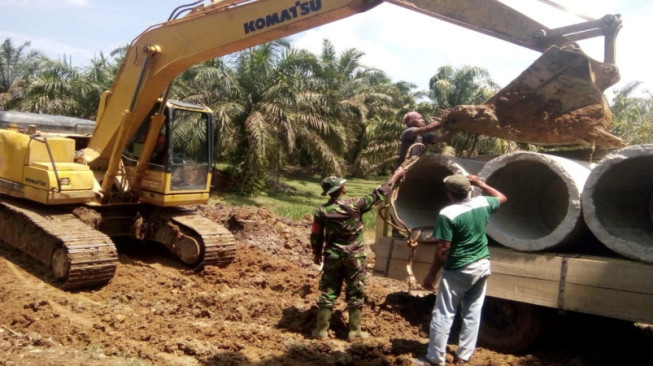 Malam Diguyur Hujan, Satgas Tetap Semangat Pasang Gorong-gorong