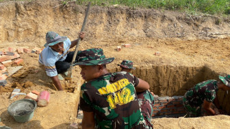 Satgas Bersama Warga Buat Lubang Septic Tank Rumah Guru SD