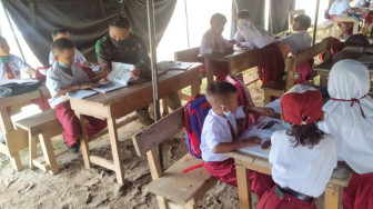 Personel Satgas TMMD Bantu Mengajar Murid SD di Tenda Darurat
