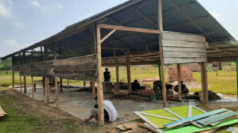 Dibantu Warga Sekitar, Satgas TMMD Mulai Rehab Gedung SD Pembantu