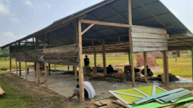 Dibantu Warga Sekitar, Satgas TMMD Mulai Rehab Gedung SD Pembantu