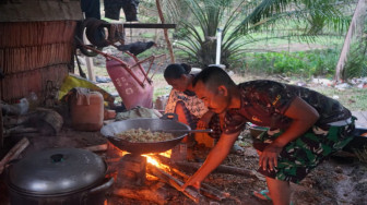 Satgas TMMD 112 Bantu Ibu Asuh Masak Gulai