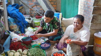 Bantu Ibu Asuh di Dapur, Satgas TMMD Siapkan Bumbu