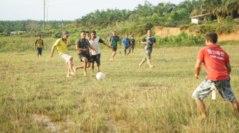 Satgas TMMD Luangkan Waktu Main Sepak Bola Bersama Warga