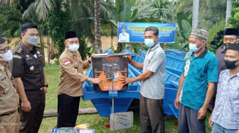 Mashuri Beri Bantuan Prasarana Usaha Perikanan Tangkap