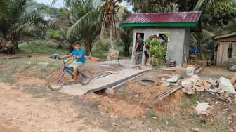 Keceriaan Anak-anak Pulang Sekolah, Bermain dan Melihat Tentara Bekerja