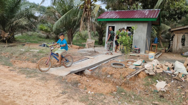 Keceriaan Anak-anak Pulang Sekolah, Bermain dan Melihat Tentara Bekerja