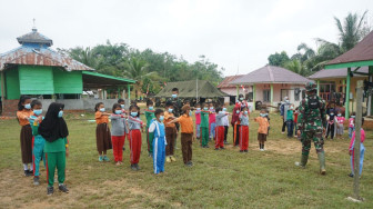 Tanamkan Disiplin Sejak Dini, Satgas Latih PBB Murid SD Pembantu