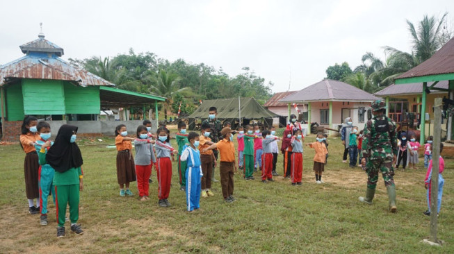 Tanamkan Disiplin Sejak Dini, Satgas Latih PBB Murid SD Pembantu
