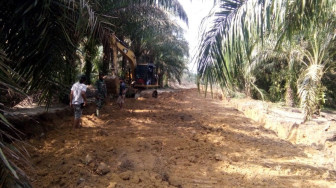 Satgas TMMD Buat Parit Pada Akses Jalan