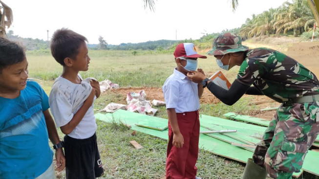 Satgas TMMD Sosialisasi Covid-19 dan Bagikan Masker