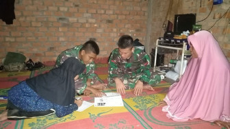 Satgas TMMD Bantu Adek Asuh Kerjakan PR