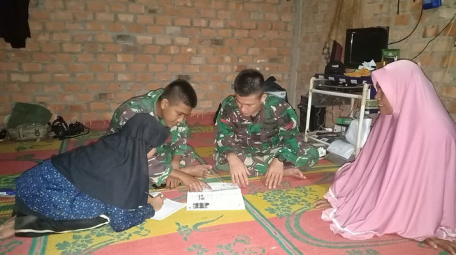 Satgas TMMD Bantu Adek Asuh Kerjakan PR