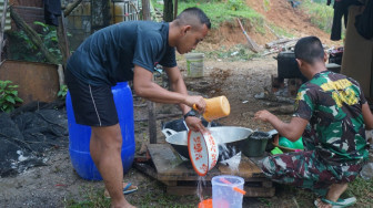 Satgas TMMD Bantu Cuci Piring di Rumah Keluarga Asuh