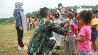 Edukasi Prokes, Satgas Bagikan Masker kepada Murid SD dan PAUD