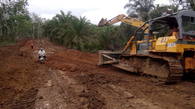 Jalan Dibuka Satgas TMMD, Desa Bakal Ramai