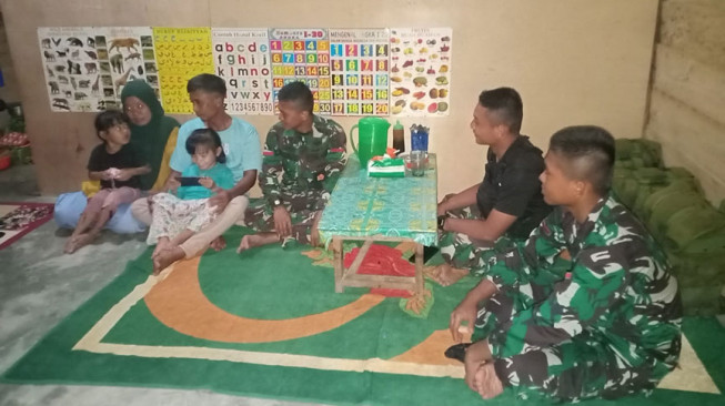 Begini Potret Kedekatan Satgas TMMD Bersama Orangtua Asuh