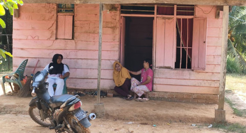 Satgas TMMD Rehab Masjid, Emak-Emak Salut Lihat Kepedulian TNI
