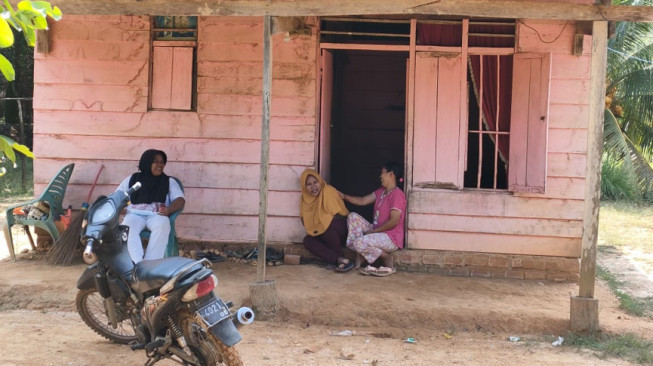 Satgas TMMD Rehab Masjid, Emak-Emak Salut Lihat Kepedulian TNI