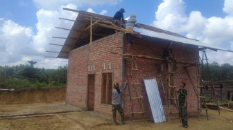 Tak Peduli Terik Matahari, Satgas TMMD Pasang Atap Rumah Warga