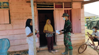 Patuhi Prokes Covid-19, Satgas TMMD Bagikan Masker