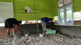 Satgas dan Warga Plester Dinding Masjid Al Muhajirin