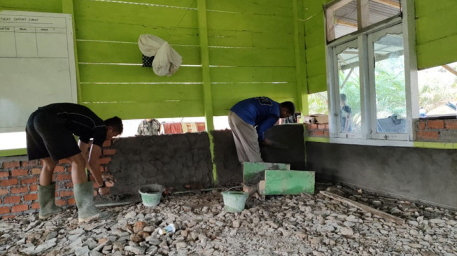 Satgas dan Warga Plester Dinding Masjid Al Muhajirin