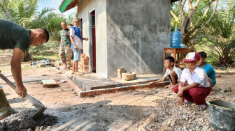 Senyum Anak-Anak Simpang Semangko Bersama Satgas TMMD