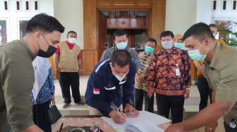 SKK Migas - PetroChina Serahkan CSR dan Bantuan Penanganan Covid-19 ke Pemkab Tanjabtim
