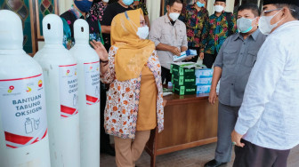 SKK Migas - PetroChina Serahkan Bantuan Penanggulangan Covid-19 ke Pemkab Tanjab Barat