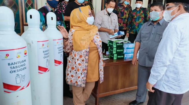 SKK Migas - PetroChina Serahkan Bantuan Penanggulangan Covid-19 ke Pemkab Tanjab Barat