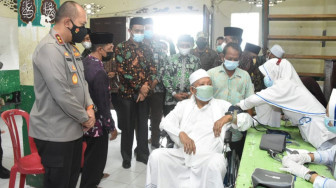 Kapolda Bareng Wagub Tinjau Vaksinasi Massal