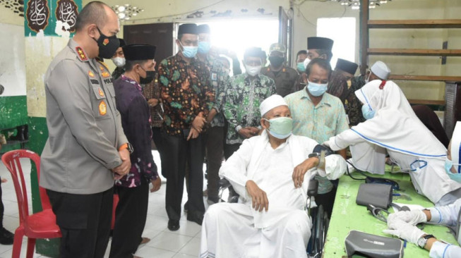 Kapolda Bareng Wagub Tinjau Vaksinasi Massal