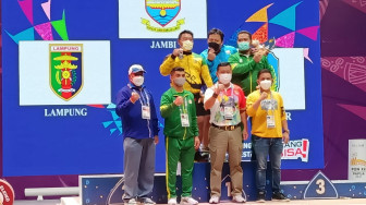 Senyum Budi Setiawan Makin Sumringah