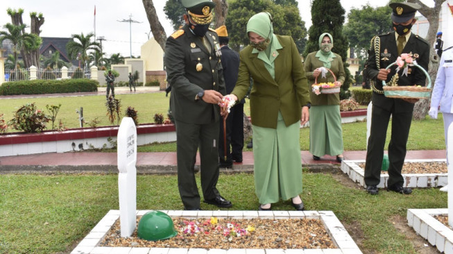 Sambut HUT TNI, Korem 042/Gapu Gelar Ziarah Nasional