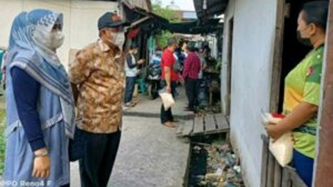 Bupati Tanjab Barat Bersama Istri Keliling Kota Kuala Tungkal Berbagi Sembako