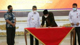 Bupati Tanjung Jabung Barat Tandatangani MoU dengan Gubernur Riau