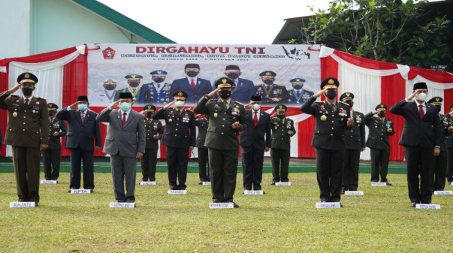 Danrem 042/Gapu Bersama Forkopimda Ikuti Upacara HUT ke-76 TNI