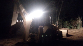 Satgas Kerja Lembur Buka Jalan Desa Hingga Malam Hari