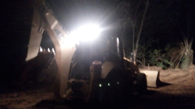 Satgas Kerja Lembur Buka Jalan Desa Hingga Malam Hari