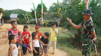 Habiskan Hari Terakhir, Satgas Sempatkan Diri Bermain dengan Anak-anak