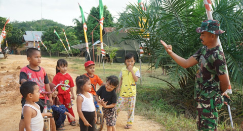 Habiskan Hari Terakhir, Satgas Sempatkan Diri Bermain dengan Anak-anak