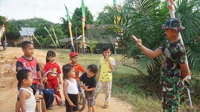 Habiskan Hari Terakhir, Satgas Sempatkan Diri Bermain dengan Anak-anak