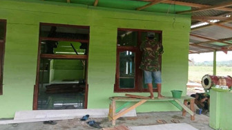 Percantik Masjid Al Muhajirin, Satgas bersama Warga Lakukan Pengecatan