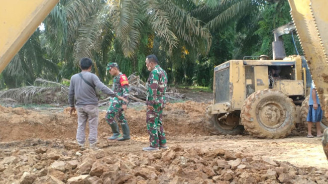 Dansatgas TMMD Pantau Pembukaan Jalan Desa