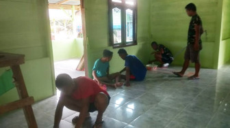 Rehab Masjid Capai 95 Persen, Satgas dan Warga Bersihkan Lantai Keramik