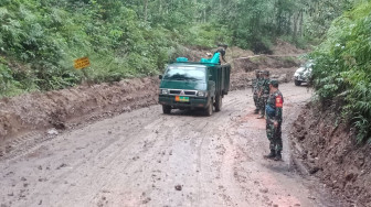 Demi Rakyat Satgas TMMD Rela Main Lumpur dan Debu