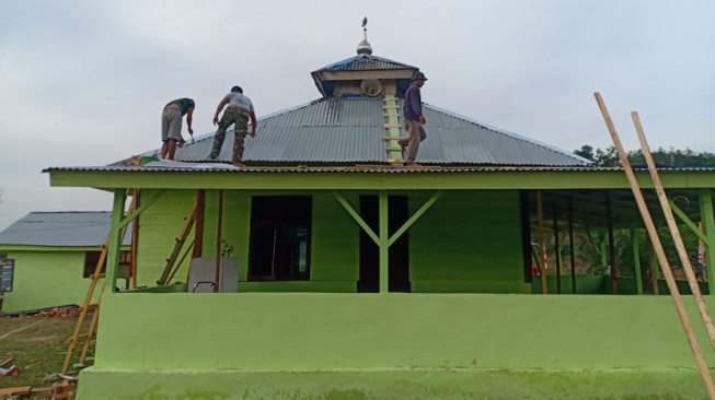 Satgas TMMD Ganti Baru Talang Air Masjid Al Muhajirin