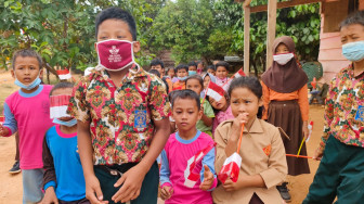 Murid SD di Lokasi TMMD Gembira TNI Banyak Membantu 